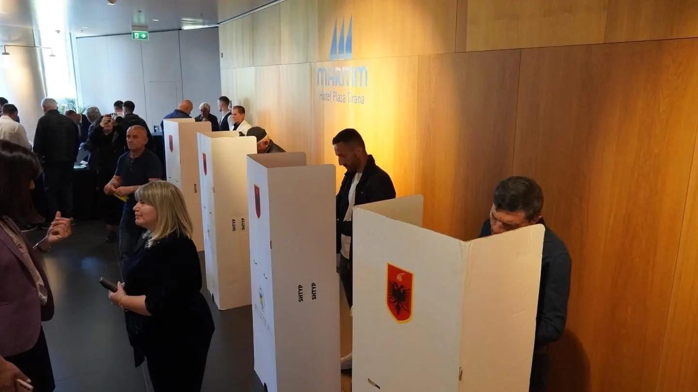 Anëtarë duke votuar në kabina